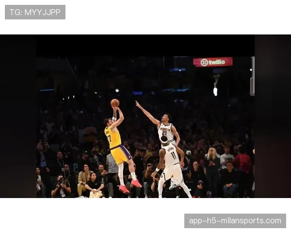 飞身救球的拼命：扑出场外，球救回来了，nba飞身救球